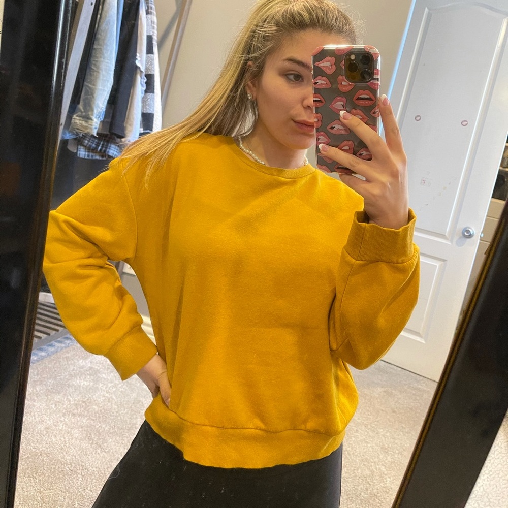 Mustard sweatshirt